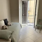 アパート Adrian's Guests House ナポリ