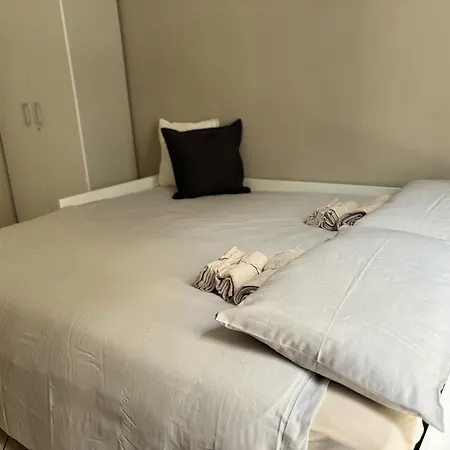 Adrian's Guests House نابولي