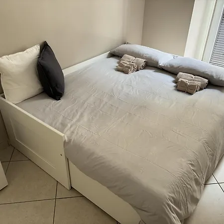 شقة Adrian's Guests House