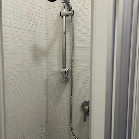 Adrian's Guests House شقة *